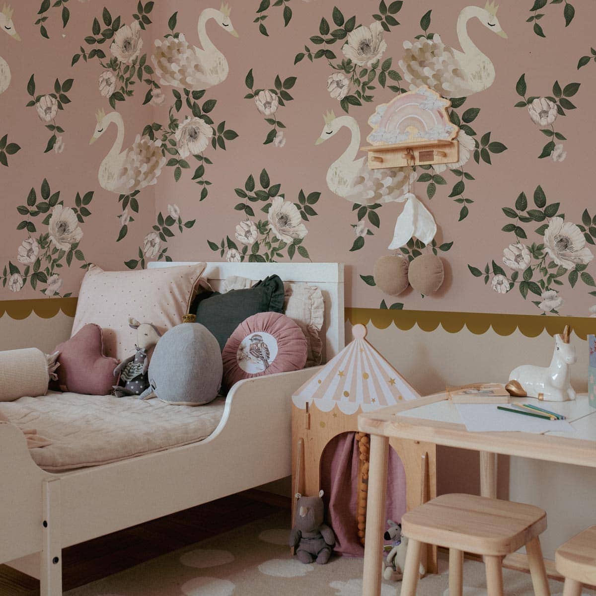 Swans kingdom pink Walllpaper Sample