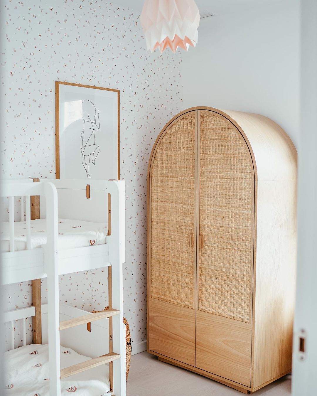 Wallpaper with dots for child's room